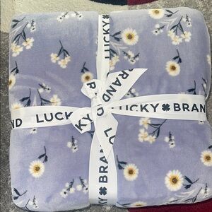 ❤️NEW!!!❤️ Beautiful and Plush Lucky Brand Purple Floral Blanket-Queen size